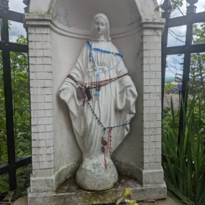 Socha Panny Marie obklopená růženci v katolické svatyni Holy Hill