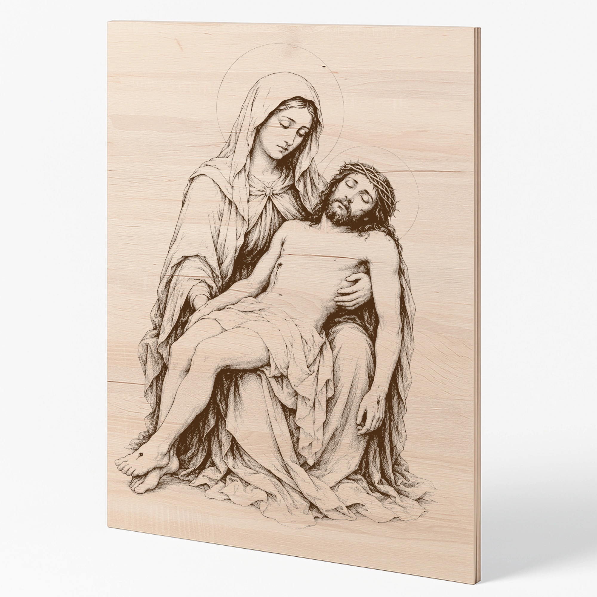 Šikmý pohled na gravírovaný obraz s motivem Piety, Panny Marie s ukřižovaným Kristem z bukové překližky