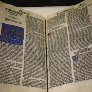 Otevřený výtisk Velké bible Jindřicha VIII. s tištěnými sloupci