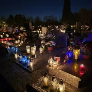 Hroby pokryté množstvím rozsvícených svíček během Dušiček