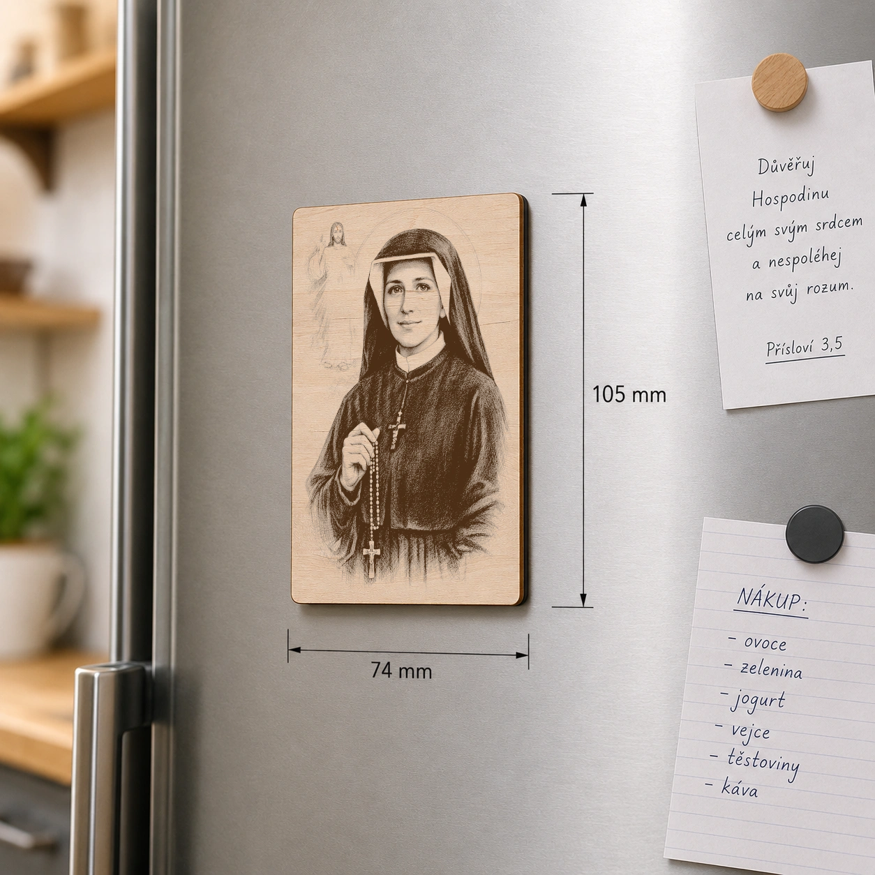 Dřevěný magnet A7 s motivem svaté Faustýny Kowalské na chladničce, rozměr 74 × 105 mm