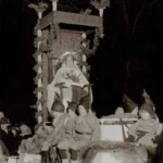 Historický noční průvod s korunovanou dívkou na zdobeném voze