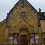 Kamenné průčelí kaple Navštívení v Paray-le-Monial