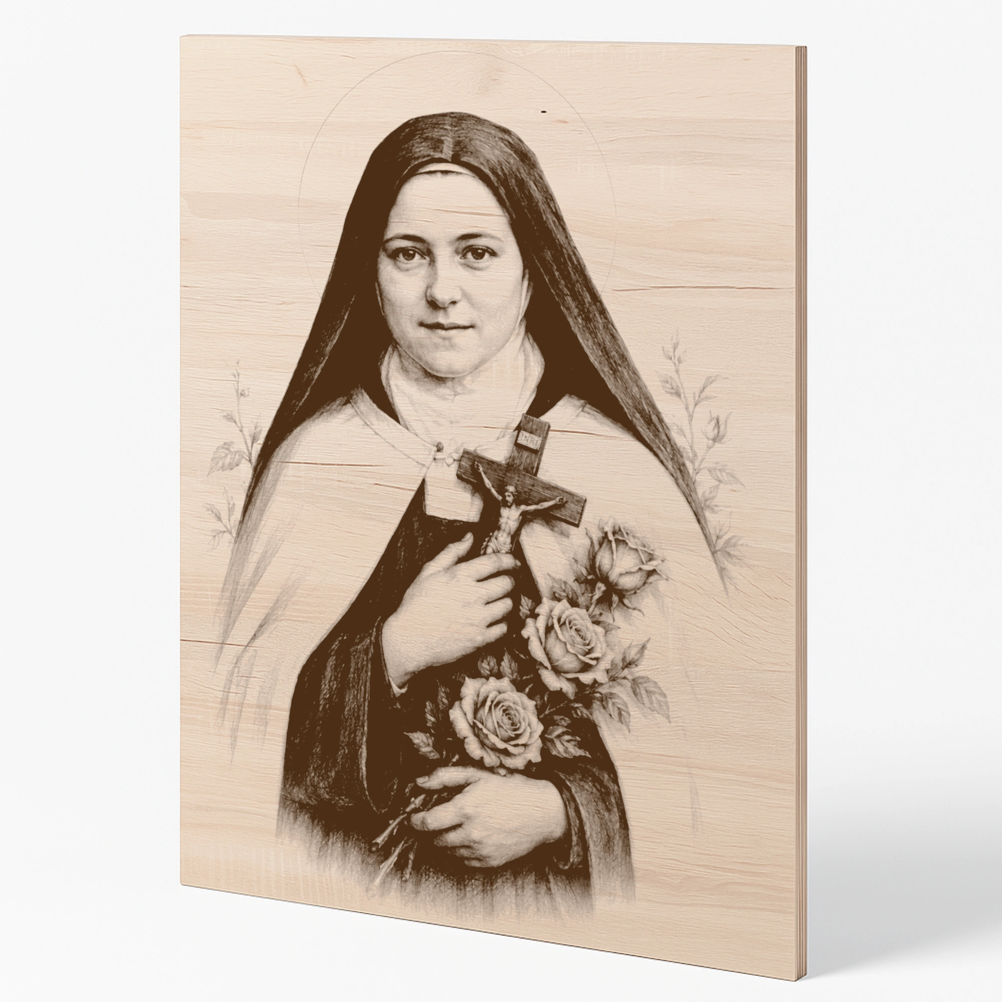 Šikmý pohled na gravírovaný obraz svaté Terezie z Lisieux z bukové překližky