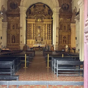 Zlatě zdobený oltář v bazilice Bom Jesus v Goe