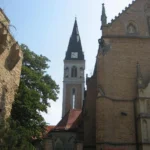 Kostel svatého Jana Kapistrána s vysokou špičatou věží
