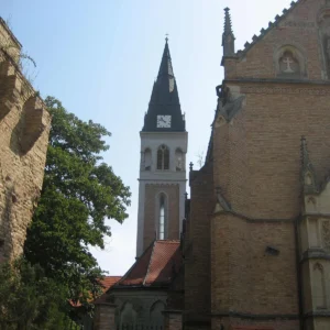 Kostel svatého Jana Kapistrána s vysokou špičatou věží