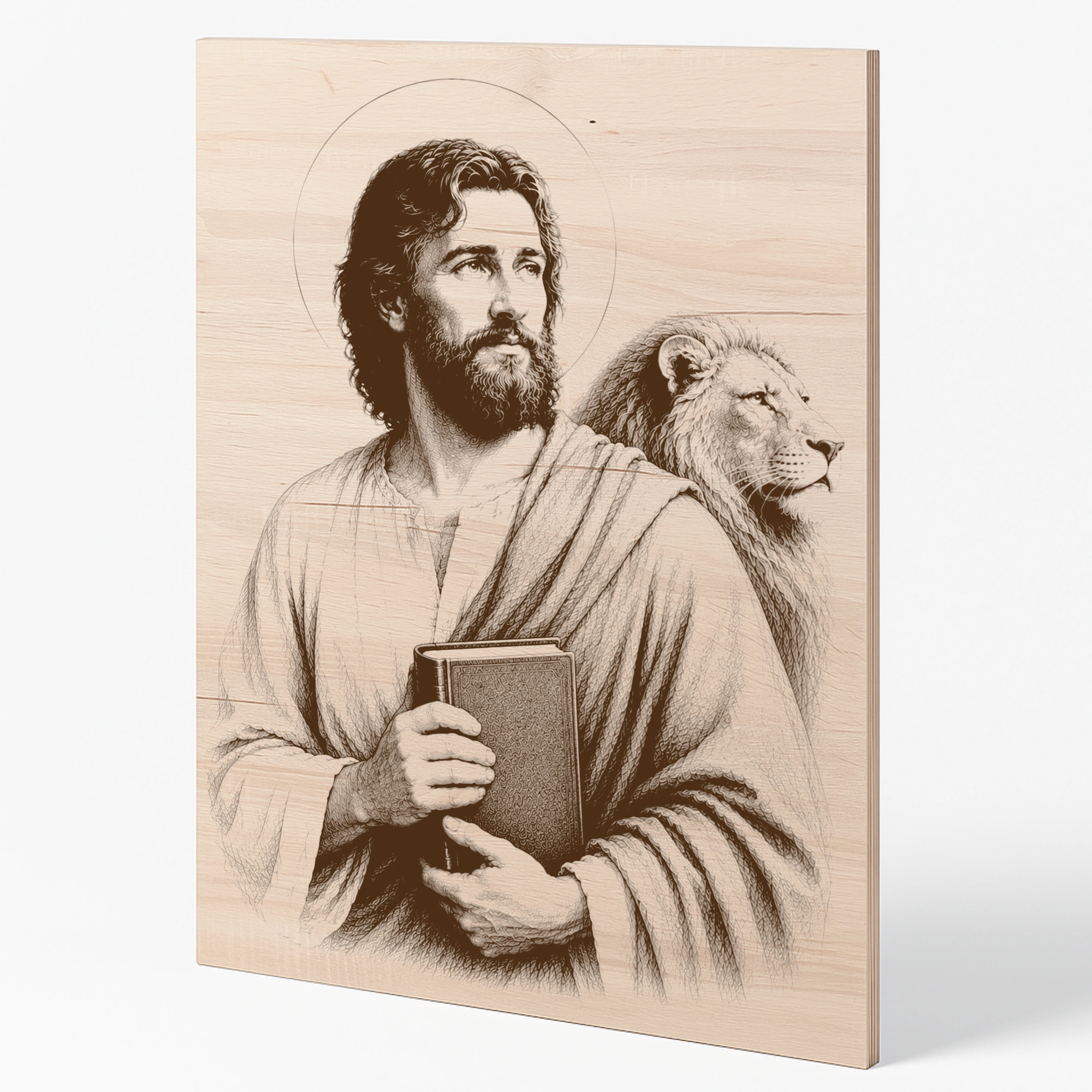 Šikmý pohled na gravírovaný obraz s motivem svatého Marka evangelisty z bukové překližky