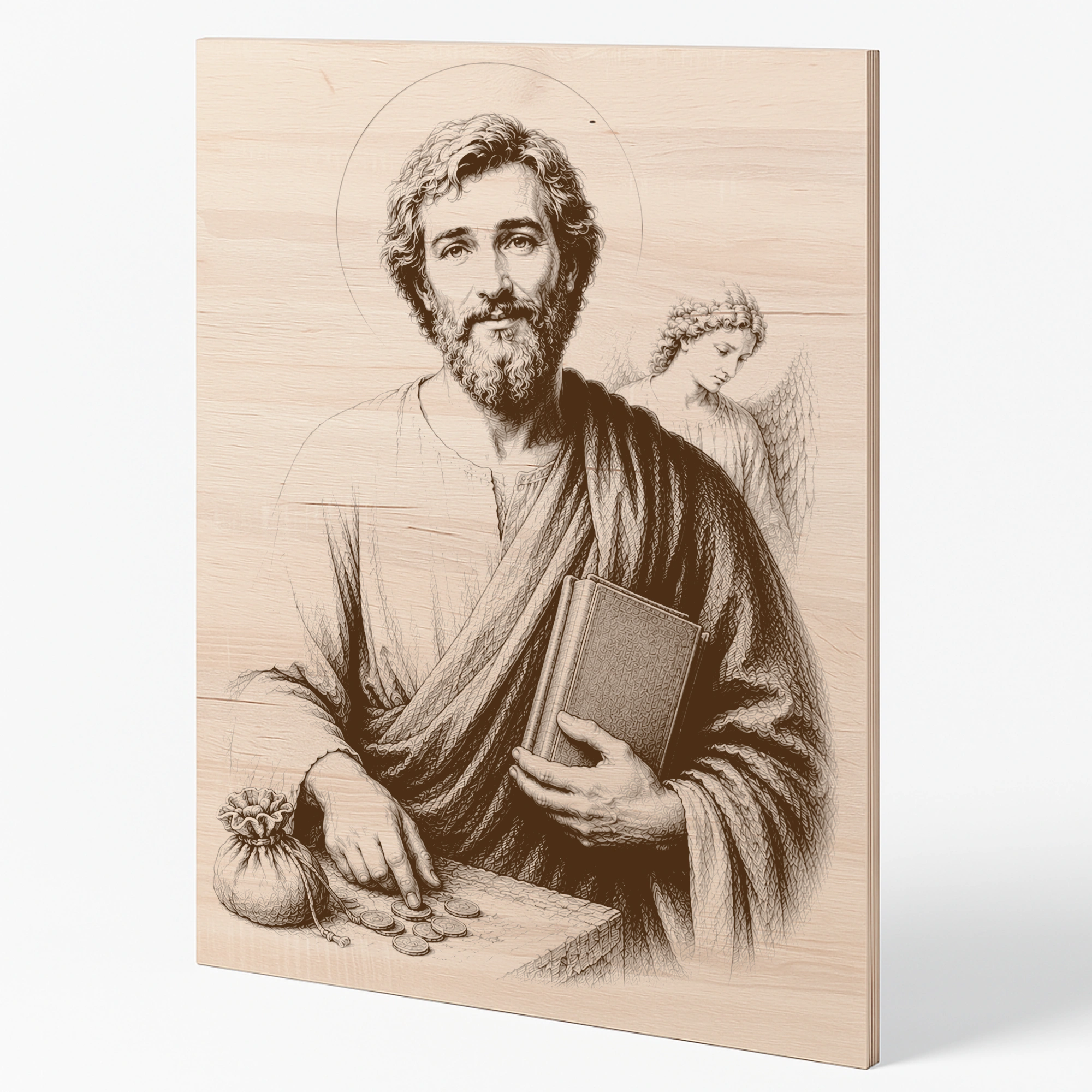 Šikmý pohled na gravírovaný obraz s motivem svatého Matouše evangelisty z bukové překližky