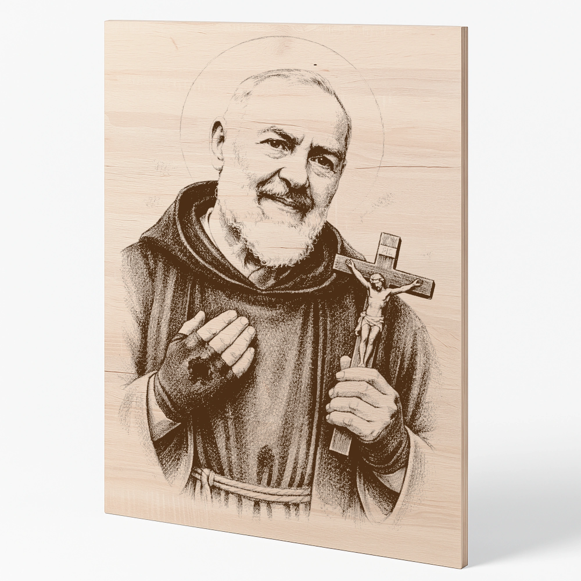 Šikmý pohled na gravírovaný obraz s motivem svatého Pia z Pietrelciny, Padre Pia z bukové překližky