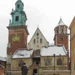 Zasněžené průčelí katedrály s trojicí nestejně vysokých věží