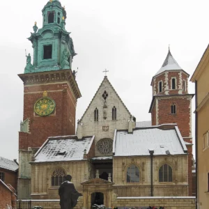 Zasněžené průčelí katedrály s trojicí nestejně vysokých věží