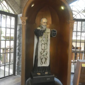 Socha otce Pia v řeholním rouchu ve výklenku