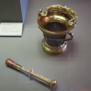 Historická kropenka s kropáčem pro žehnání svěcenou vodou